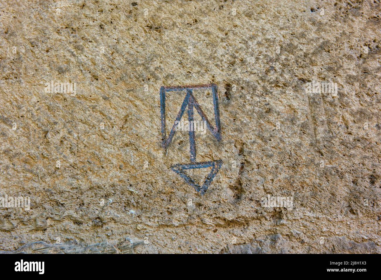 Steinmetzmarke auf den Ascharen des Tenorio-Turms. Erzbischöflicher Palast von Alcala de Henares, Region Madrid, Spanien. Stockfoto