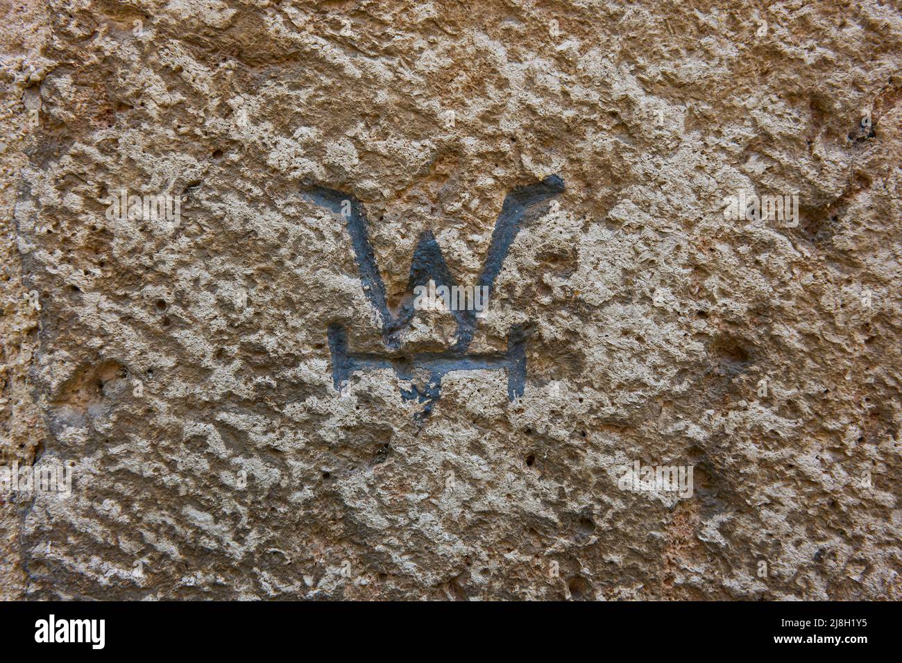 Steinmetzmarke auf den Ascharen des Tenorio-Turms. Erzbischöflicher Palast von Alcala de Henares, Region Madrid, Spanien. Stockfoto