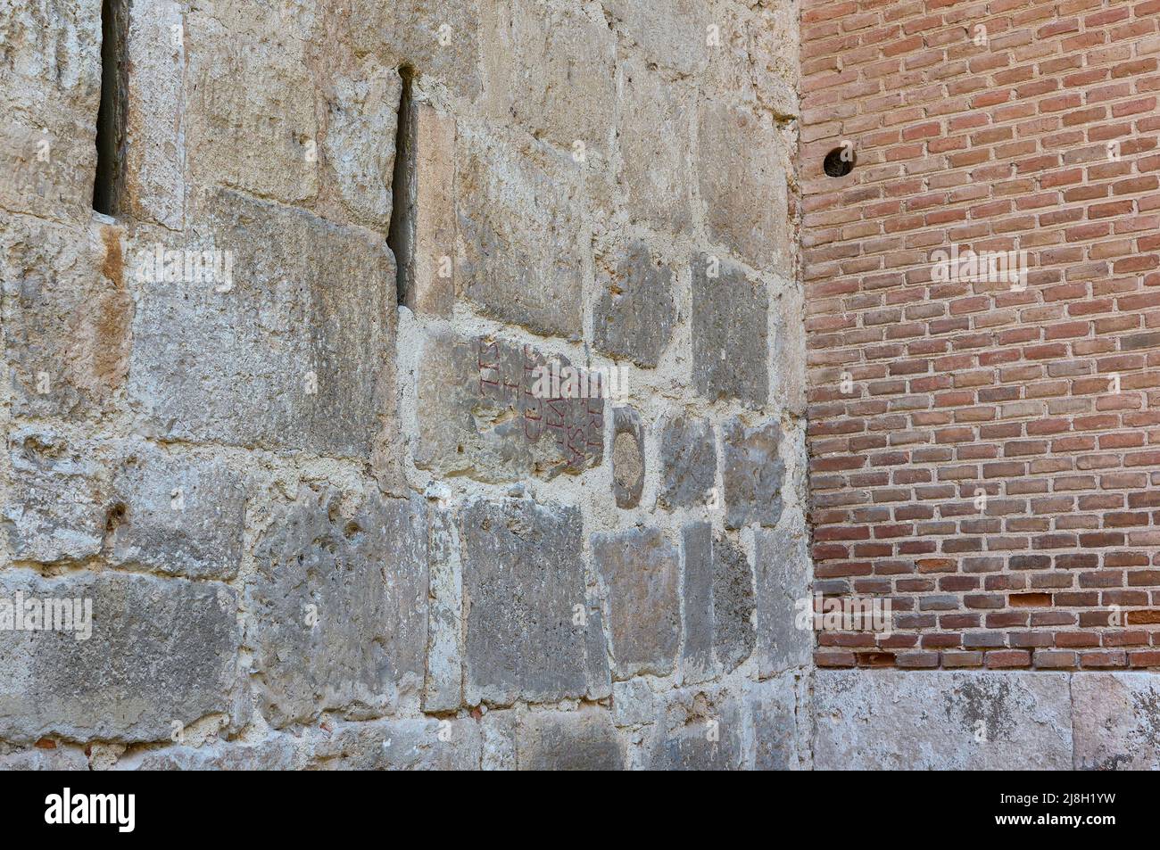 Detail des Baumaterials aus Complutum, wiederverwendet im Tenorio-Turm. Erzbischöflicher Palast von Alcala de Henares, Region Madrid, Spanien. Stockfoto
