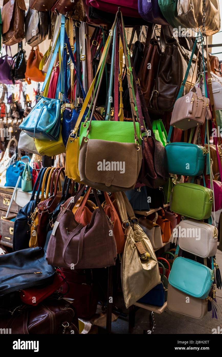 Florenz, Toskana, Italien - 15. April 2022: Lederhandtaschen auf dem Markt von Porcellino, Piazza del Mercato Nuovo Stockfoto