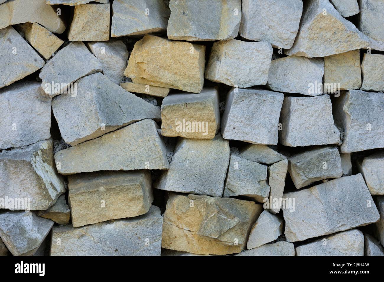 Wand aus Kalksteinstücken Stockfoto