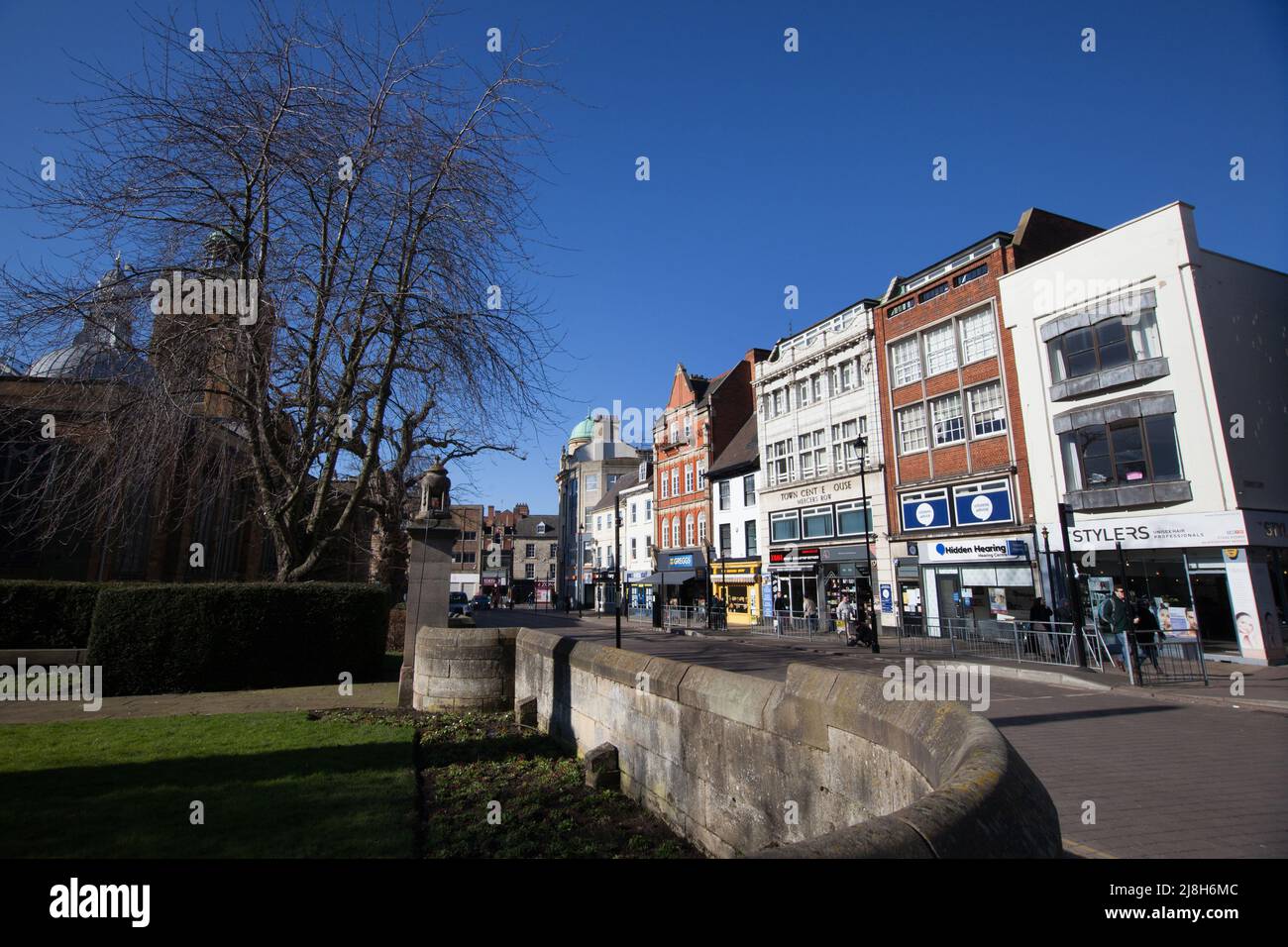 Blick auf die All Saints Church und die Mercers Row in Northampton im Vereinigten Königreich Stockfoto