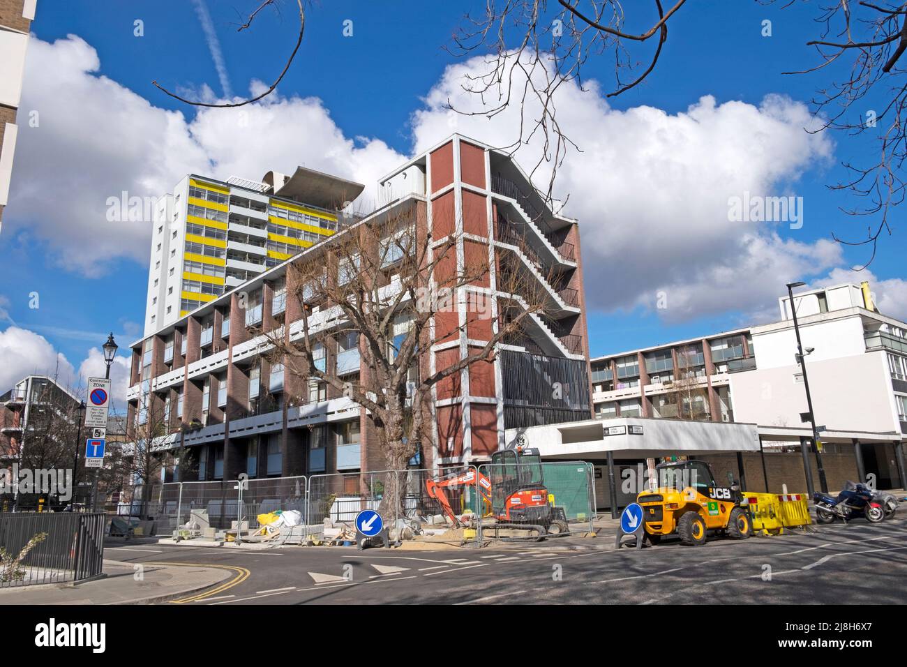 Tolles Arthur House in der Ferne & Golden Lane Estate 1950er Jahre Apartmentgebäude an der Fann Street Baumaschinen April 2022 London Großbritannien KATHY DEWITT Stockfoto