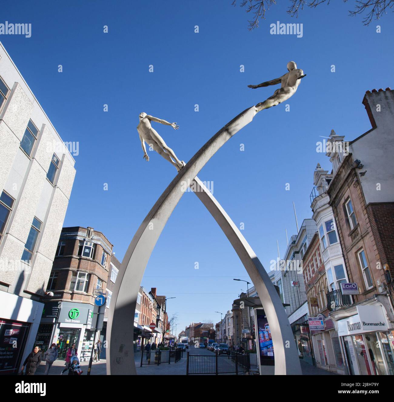 Eine Statue zur Erinnerung an die Entdeckung der DNA in der Abington Street, Northampton, Großbritannien Stockfoto