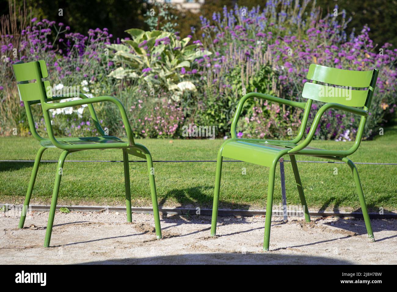 Zwei Stühle in Jardin des Tuileries, Paris, Ile-de-France, Frankreich Stockfoto