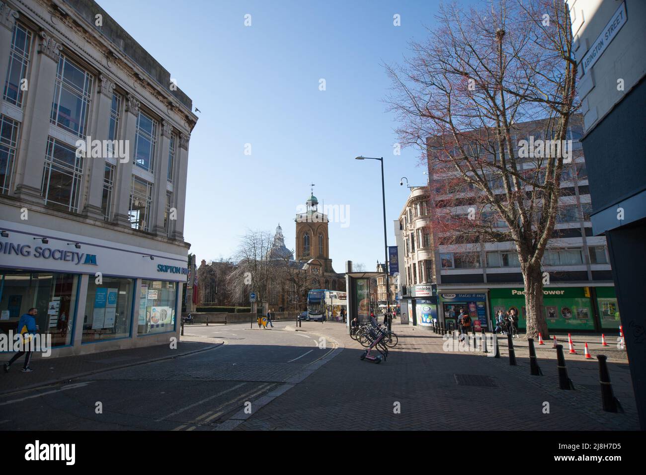 Blick auf die Abington Street in Northampton in Großbritannien Stockfoto