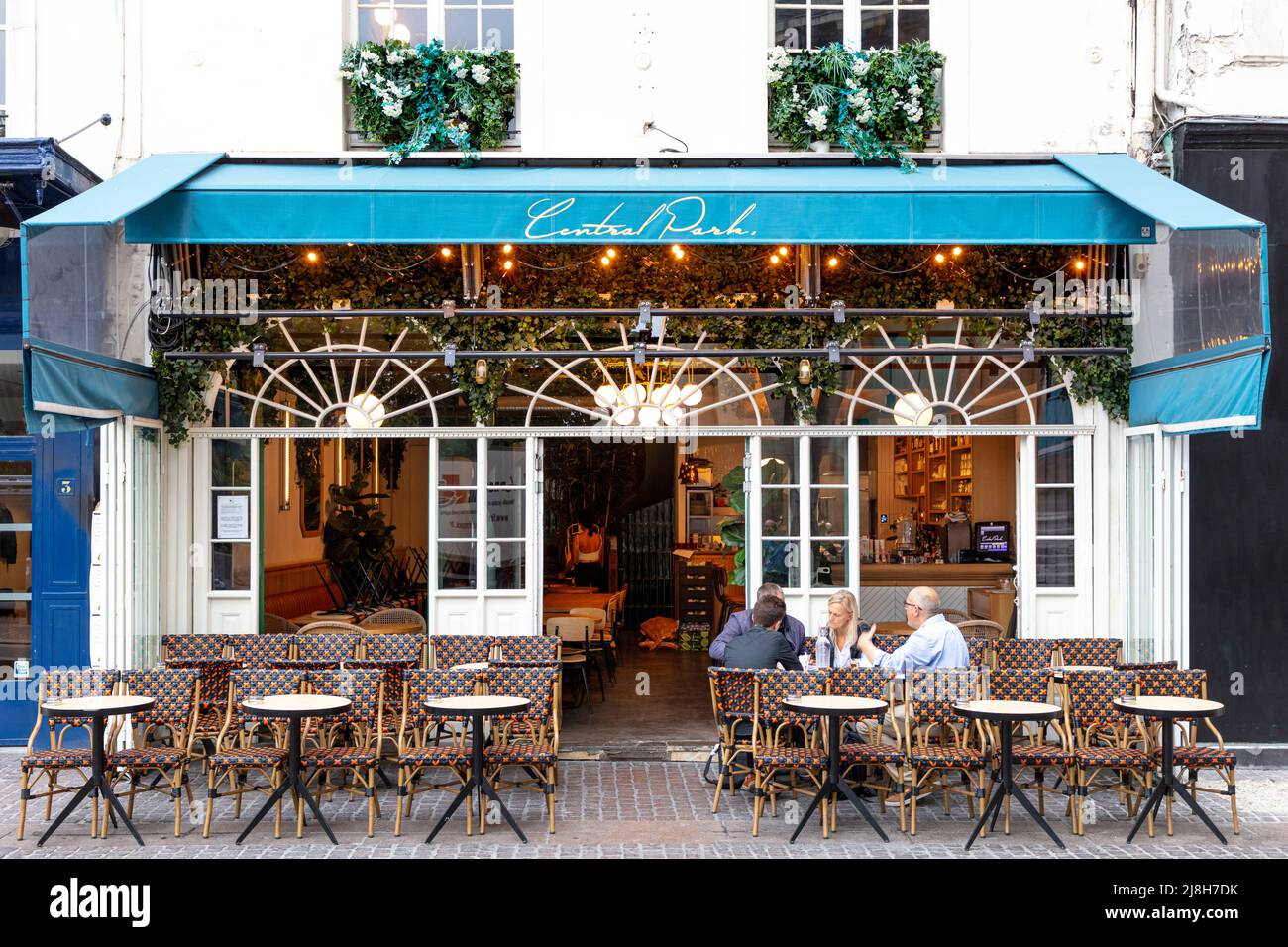Treffen im Central Park Paris - eine klassische Brasserie im 1. Arrondissement, Paris, Ile-de-France, Frankreich Stockfoto