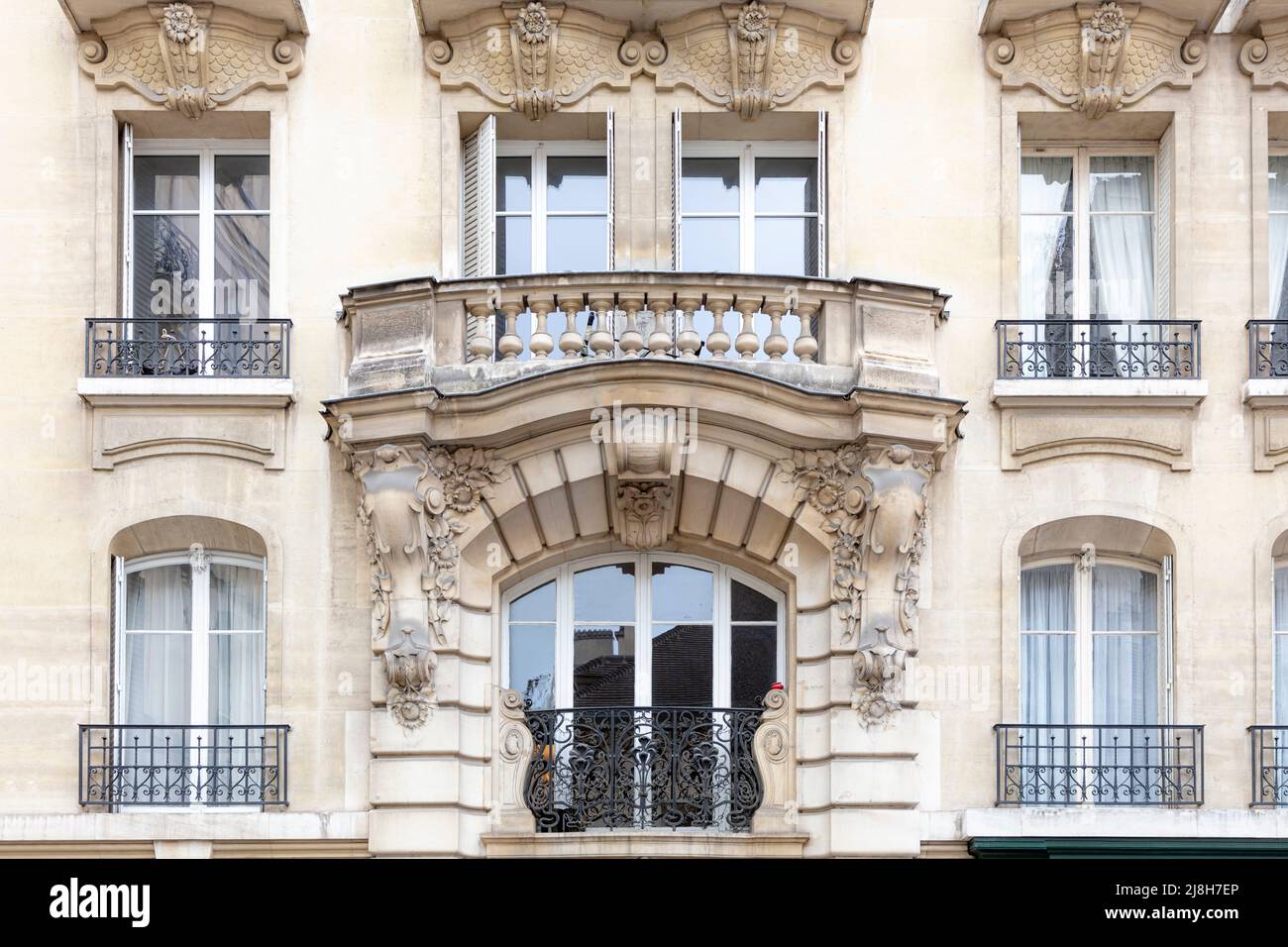 Fensterbalkone und architektonische Details zum Gebäude im Arrondissement 7., Paris, Ile-de-France, Frankreich Stockfoto