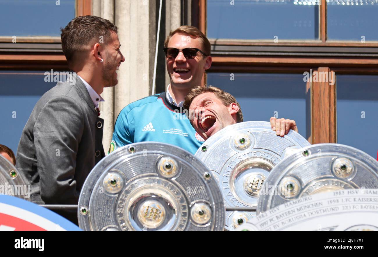 Lucas Hernandez von Bayern München Manuel Neuer von Bayern München Thomas Müller von Bayern München FC Bayern München Deutscher Fußball Meister feiert mit seinen Fans auf dem Rathausbalkon des MŸnchner Marienplatz Fußball Fußball Bundesliga Saison 2021 / 2022 auf der MŸnchner Marienplatz © diebilderwelt / Alamy Stock Stockfoto