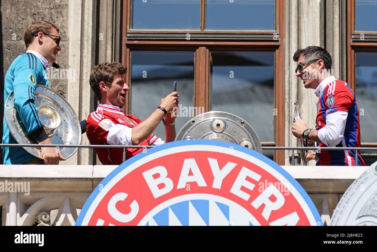 Thomas Müller von Bayern München macht Foto von Robert Lewandowski von Bayern München mit Meisterschale Manuel Neuer von Bayern München FC Bayern München Deutscher Fußball Meister feiert mit seinen Fans auf dem Rathausbalkon des MŸnchner Marienplatz Fußball Fußball Bundesliga Saison 2021 / 2022 am MŸnchner Marienplatz © diebilderwelt / Alamy Stock Stockfoto