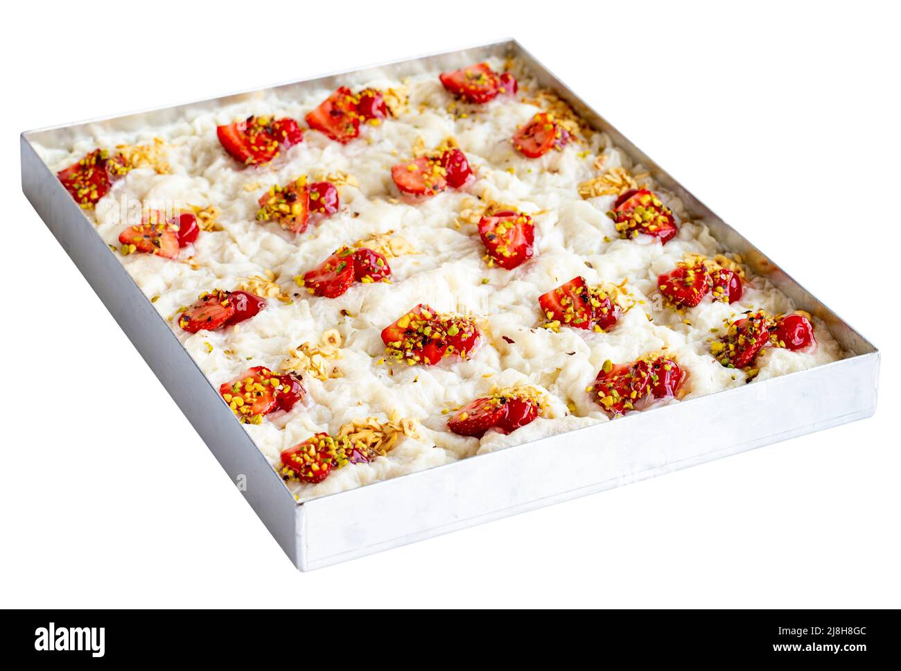 Gulac Dessert isoliert auf weißem Hintergrund. In Scheiben geschnittenes Gulac-Dessert in Tablett Stockfoto