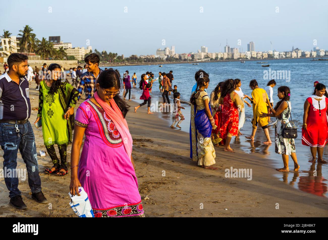 Mumbai, Maharashtra, Indien : die Menschen entspannen sich am Girgaon Chowpatty Strand. Schiffsfahrt und Nariman Point im Hintergrund. Stockfoto