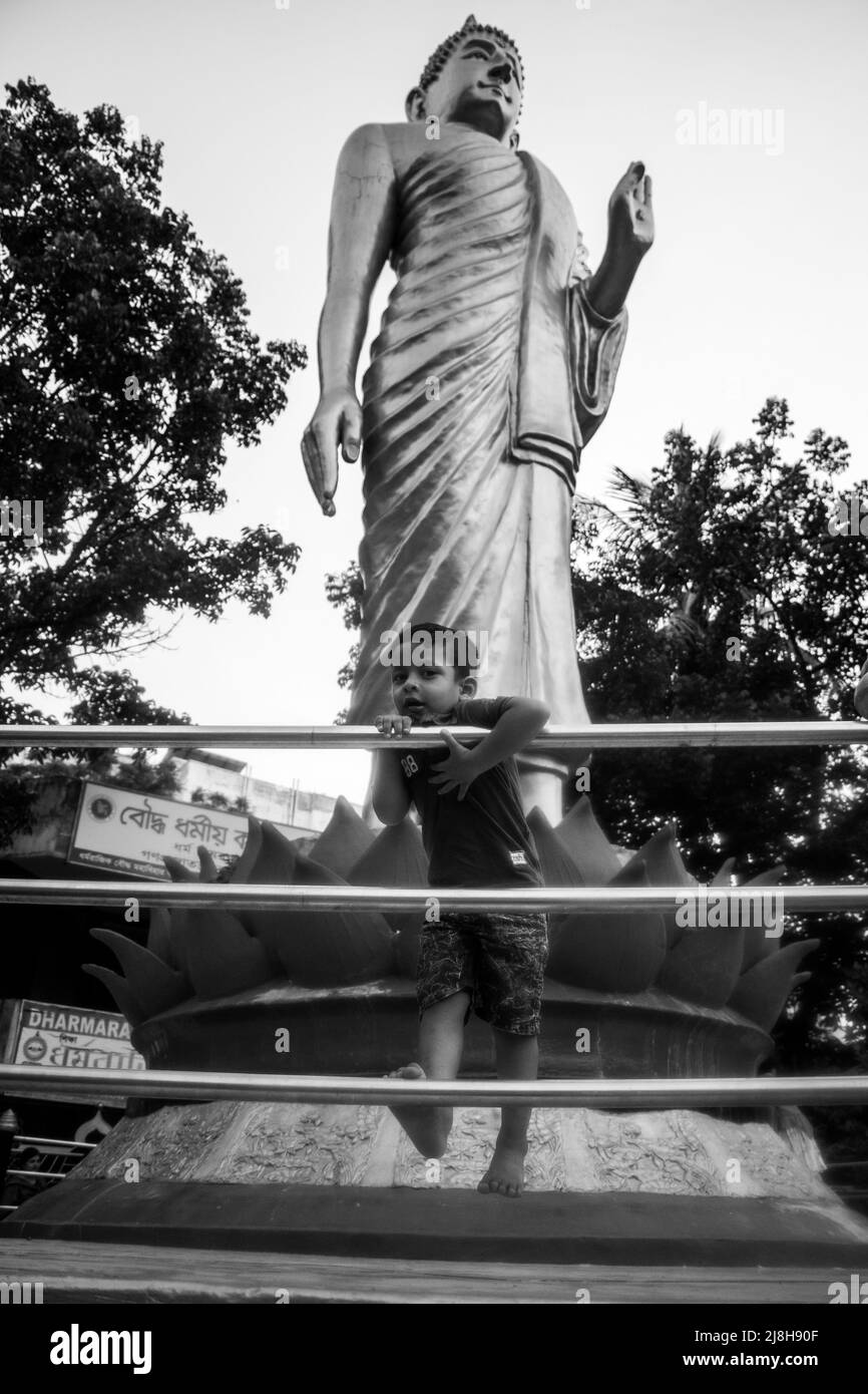 Buddha Purnima, das größte religiöse Fest der buddhistischen Gemeinschaft nach zwei Jahren von Covid-induzierten Einschränkungen. Buddha-Anhänger sind Zelebrati Stockfoto