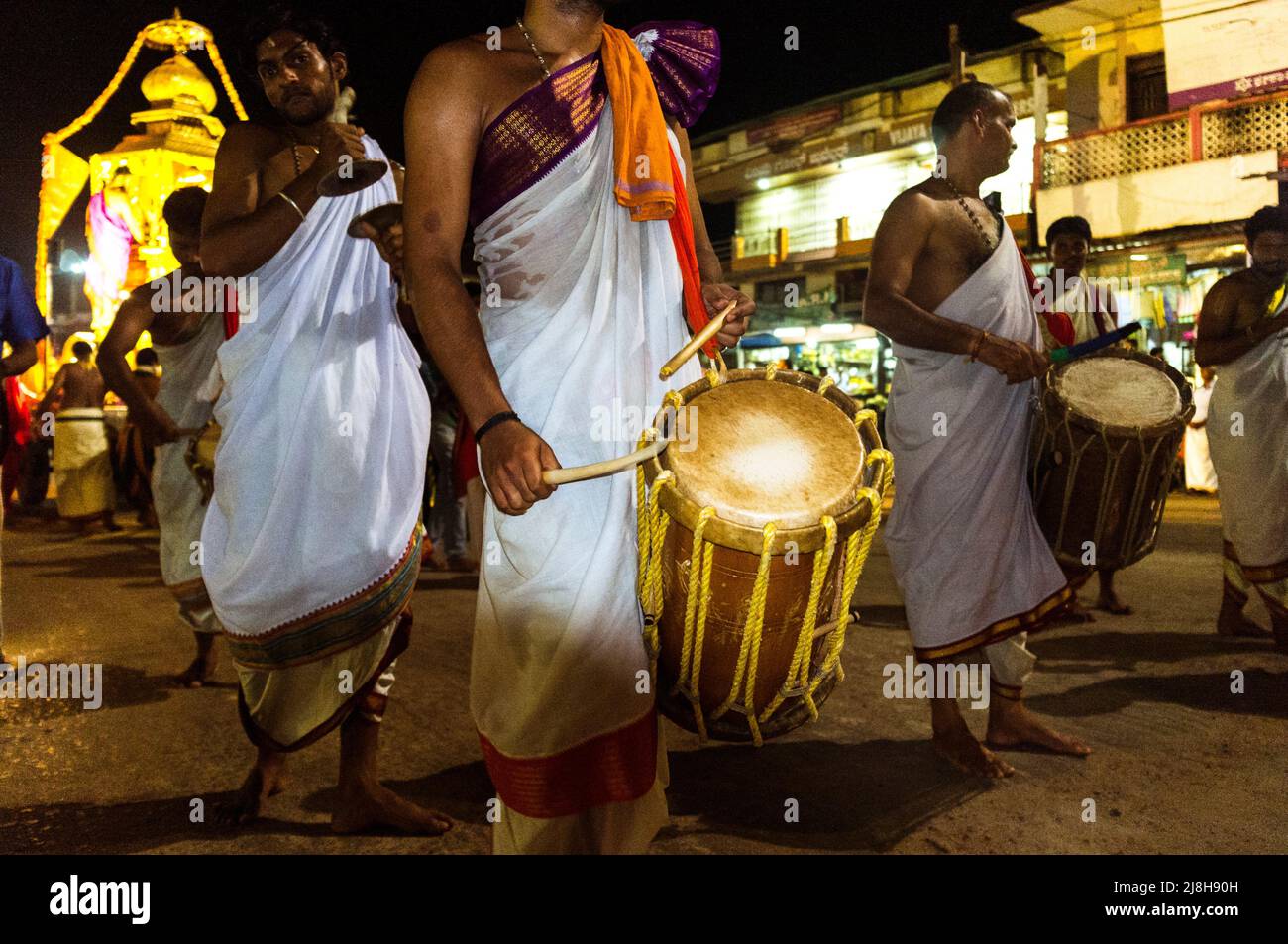 Udupi, Karnataka, Indien : EINE Gruppe Brahmanen-Priester marschieren nachts mit Trommeln um den Krishna-Tempel aus dem 13. Jahrhundert herum. Der Tempel wurde von gegründet Stockfoto