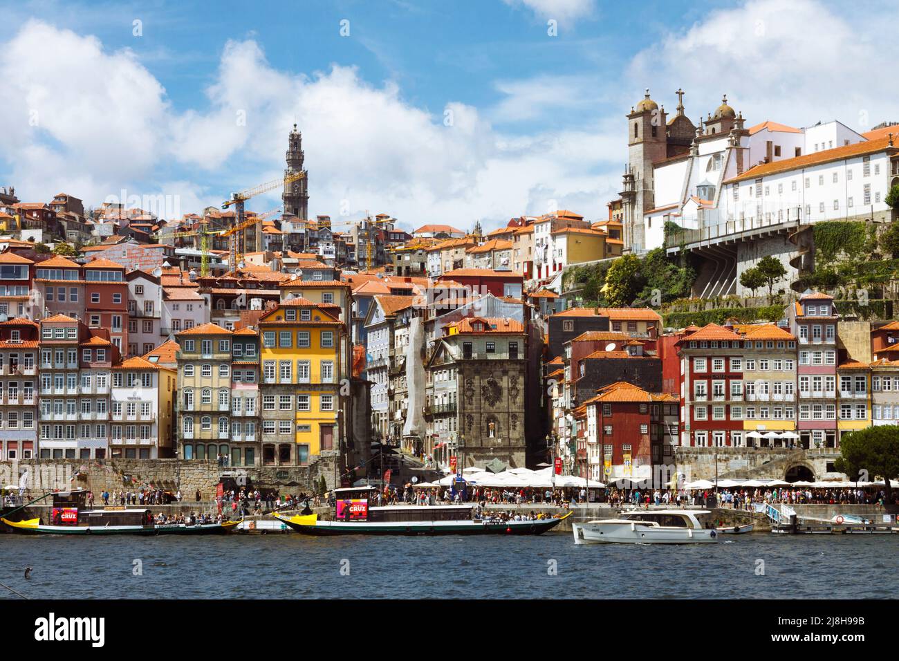 Porto, Portugal : farbenfrohe Gebäude am Ufer des Douro. Stockfoto