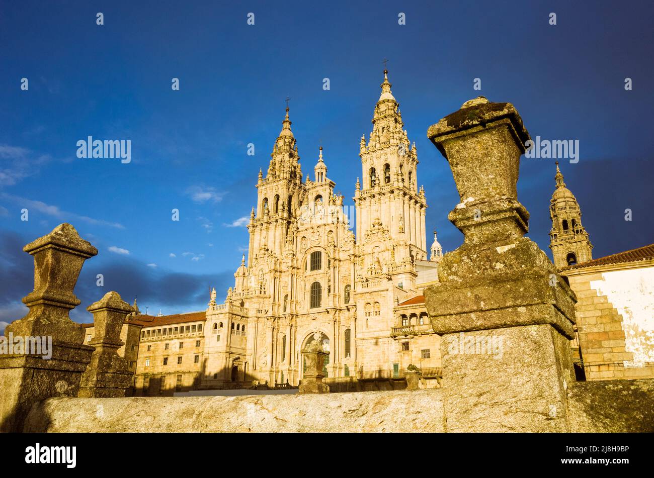 Santiago de Compostela, A Coruña Provinz, Galicien, Spanien - 12. Februar 2020 : barocke Obradoiro Fassade der compostela Kathedrale, der bekannten BU Stockfoto