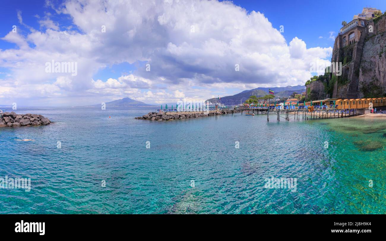 Sommer: Sorrento Strand in Italien. Blick auf die mit Strandhütten und Sonnenschirmen gesäumten Stege am Meer. Stockfoto