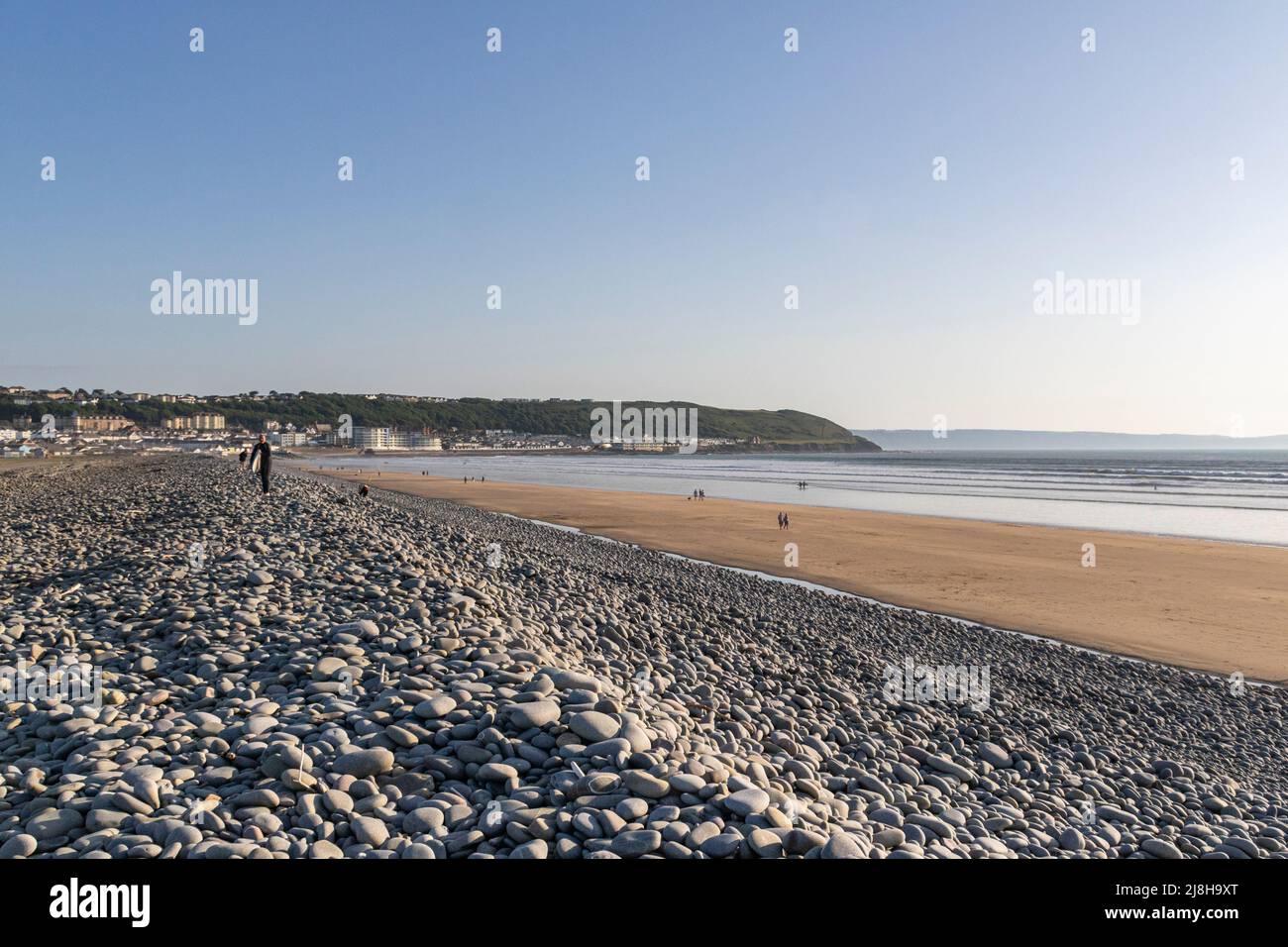 Landschaft, Pebble Ridge Blick auf den Strand bei Northam Burrows mit Menschen, die den späten Frühlingsshund mit entferntem westwärts Ho! Genießen. Stockfoto Landschaft, Pebble Ridge Blick auf den Strand bei Northam Burrows mit Menschen, die den späten Frühlingsshund mit entferntem westwärts Ho! Genießen. Stockfoto