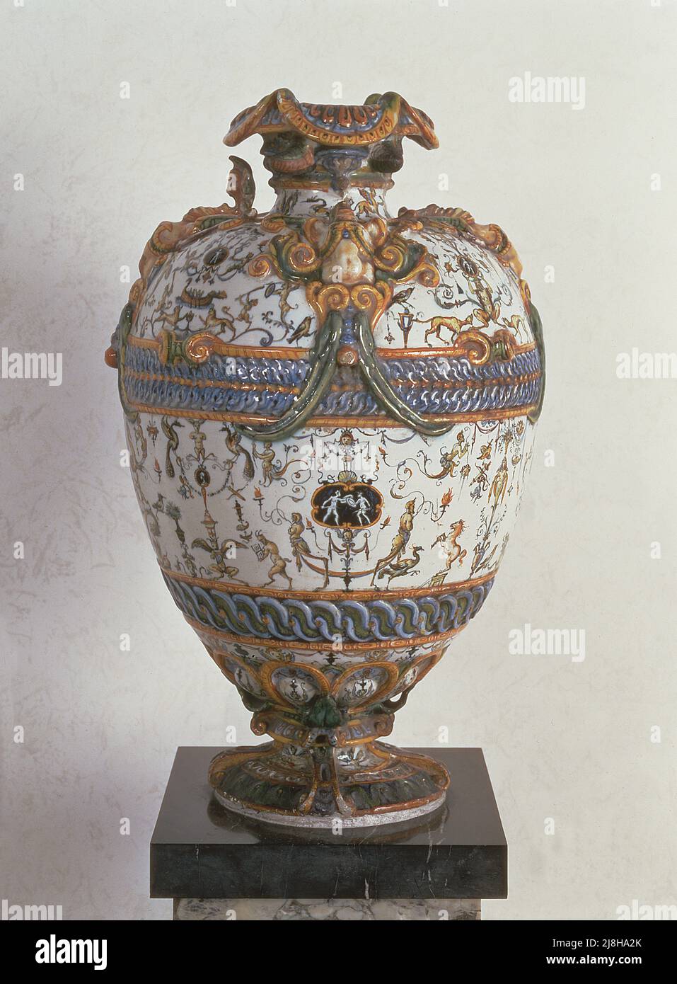 Ornamentale Vase mit Reliefdekor und von Raphael inspirierten Motiven aus der Werkstatt von Orazio Fontana (um 1510-71) (maiolica); Galleria e Museo Estense, Modena, Italien; aus dem Urheberrecht. Stockfoto