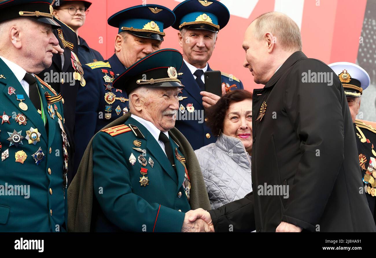 Der russische Präsident Wladimir Putin nahm an einer Militärparade zum 77.. Jahrestag des Sieges in den Jahren 1941 bis 1945 Teil - was Russland den „Großen Vaterländischen Krieg“ nennt. Truppen und Waffen wurden auf dem Roten Platz, direkt vor der Kremlmauer, überprüft. Stockfoto