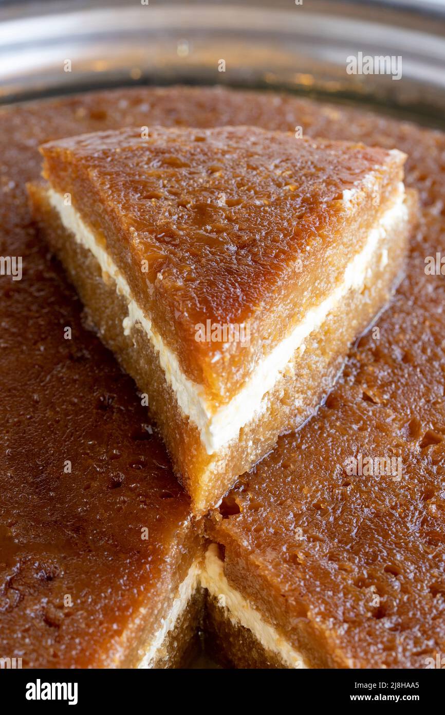 Brot Kadayif auf weißem Hintergrund. Geschnittenes Brot kadayif in einem Tablett. Lokaler Name ekmek kadayif Stockfoto