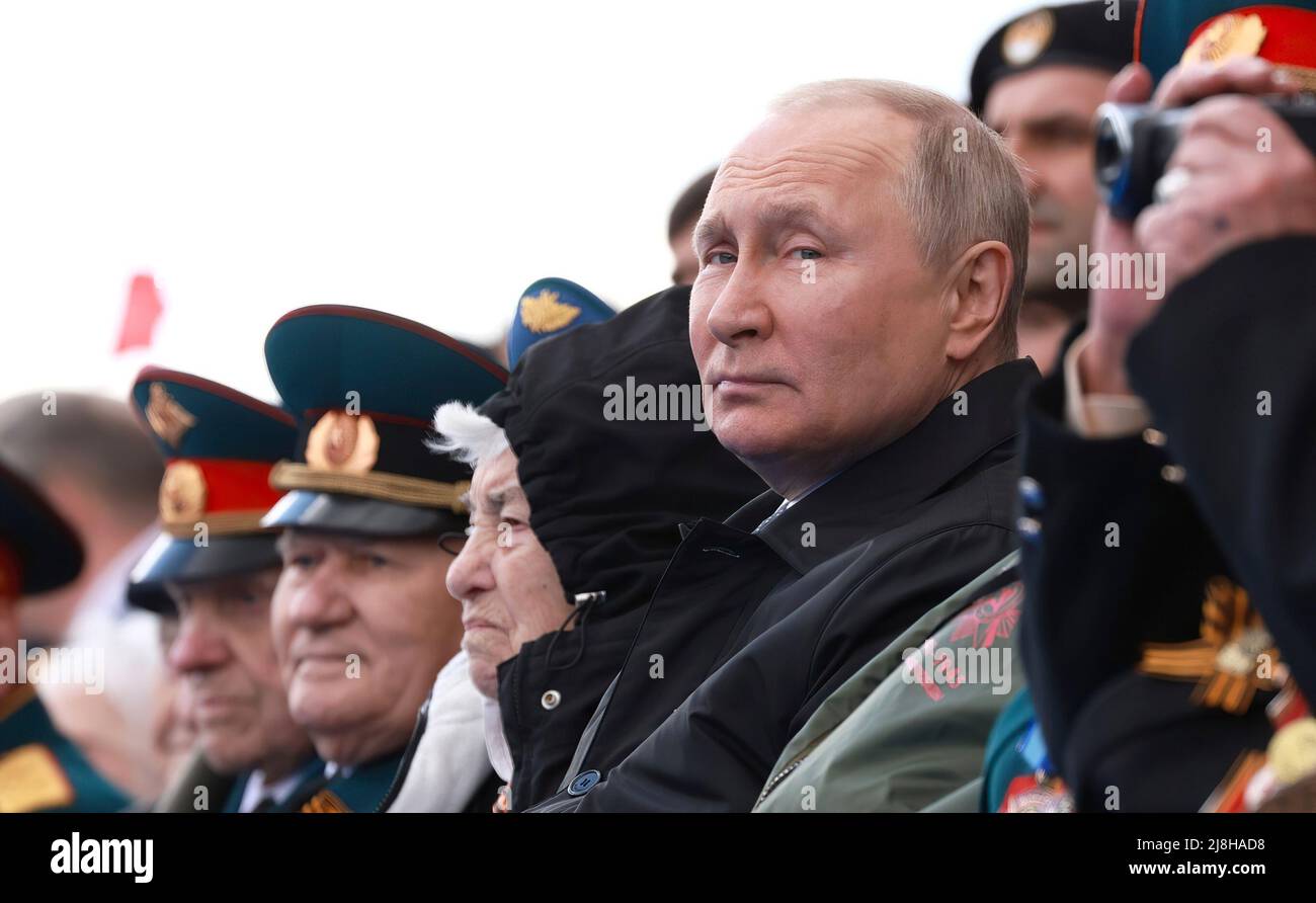 Der russische Präsident Wladimir Putin nahm an einer Militärparade zum 77.. Jahrestag des Sieges in den Jahren 1941 bis 1945 Teil - was Russland den „Großen Vaterländischen Krieg“ nennt. Truppen und Waffen wurden auf dem Roten Platz, direkt vor der Kremlmauer, überprüft. Stockfoto