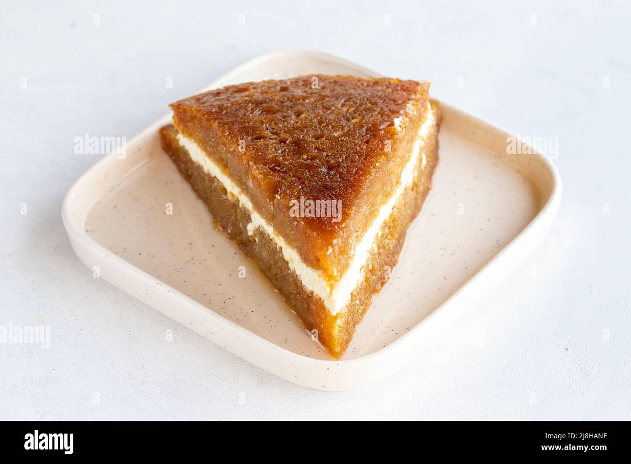 Brot Kadayif auf weißem Hintergrund. Brot Kadayif gefüllt mit Creme in der Mitte. Traditionelle türkische Küche Delikatessen. Nahaufnahme. Lokaler Name ekme Stockfoto