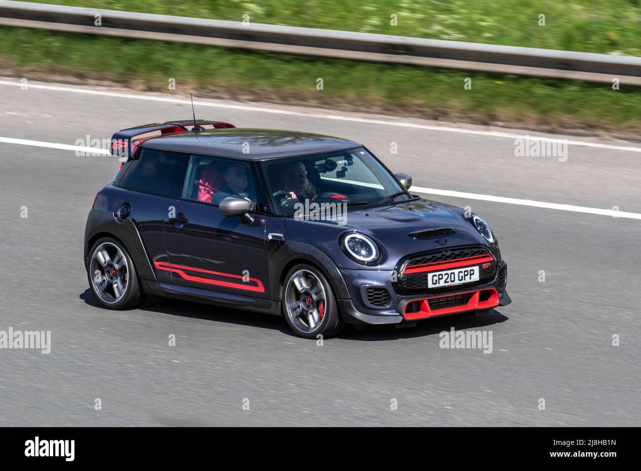 2020 grau rot Mini John Cooper Works GP Auto 1998cc 8-Gang-Automatikgetriebe mit Heckspoiler; Fahren auf der Autobahn M61, Manchester, Großbritannien Stockfoto