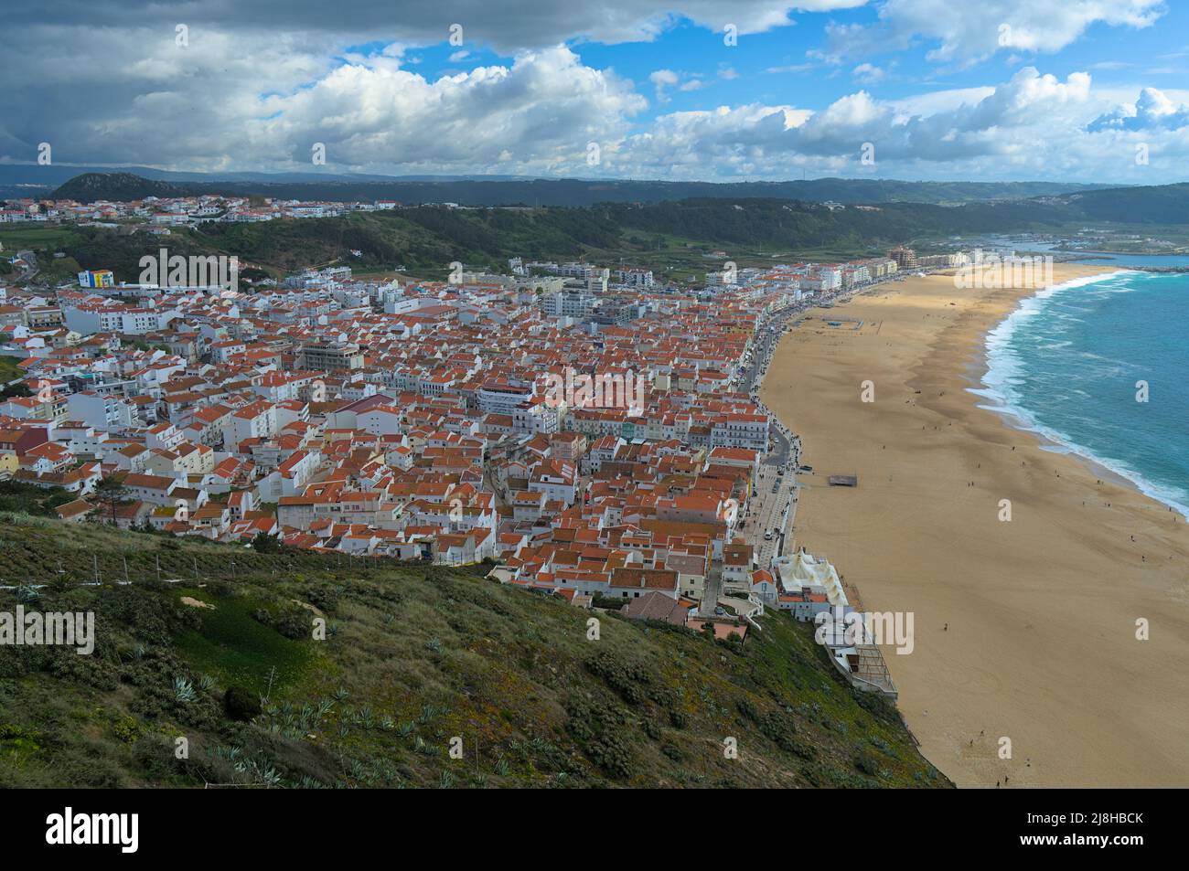 Überblick über das Dorf Nazare und Meer, das berühmte Surf-Reiseziel in Portugal Stockfoto