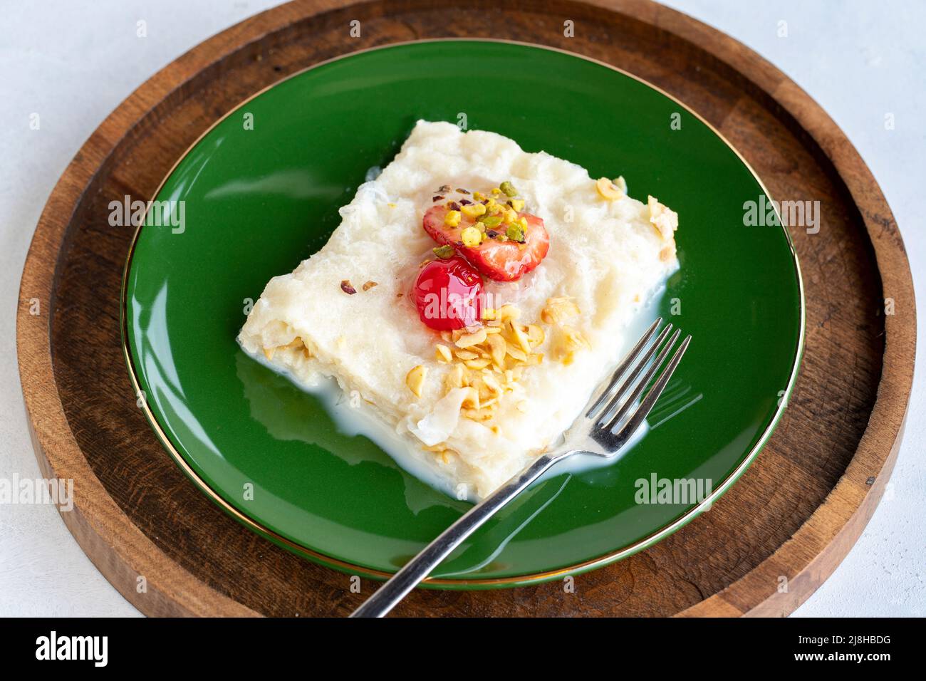 Gulac Dessert. Dessert mit Milch und Walnüssen. Traditionelle türkische Küche Delikatessen. Nahaufnahme Stockfoto