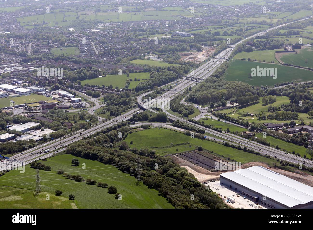 Blick aus der Vogelperspektive auf den südlichen Westen der Kreuzung 26 der Autobahn M62, wo sie auf die Autobahn M606 nach Bradford, West Yorkshire trifft Stockfoto