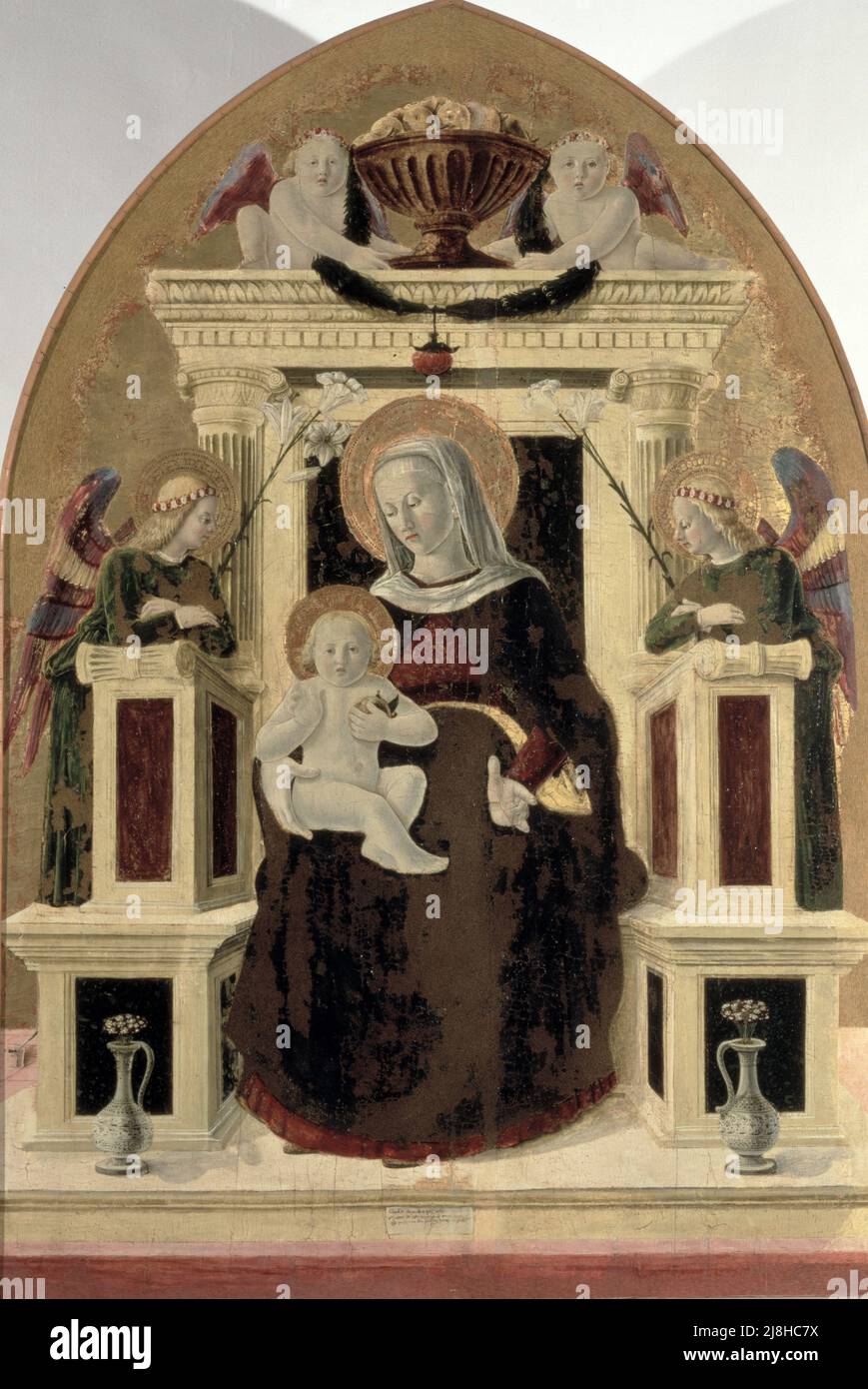 Madonna mit Kind auf dem Thron der Engel (Tempera auf der Tafel) von Giovanni, Girolamo (1449-73); Palazzo Ducale, Urbino, Italien; Italienisch, nicht urheberrechtlich geschützt. Stockfoto