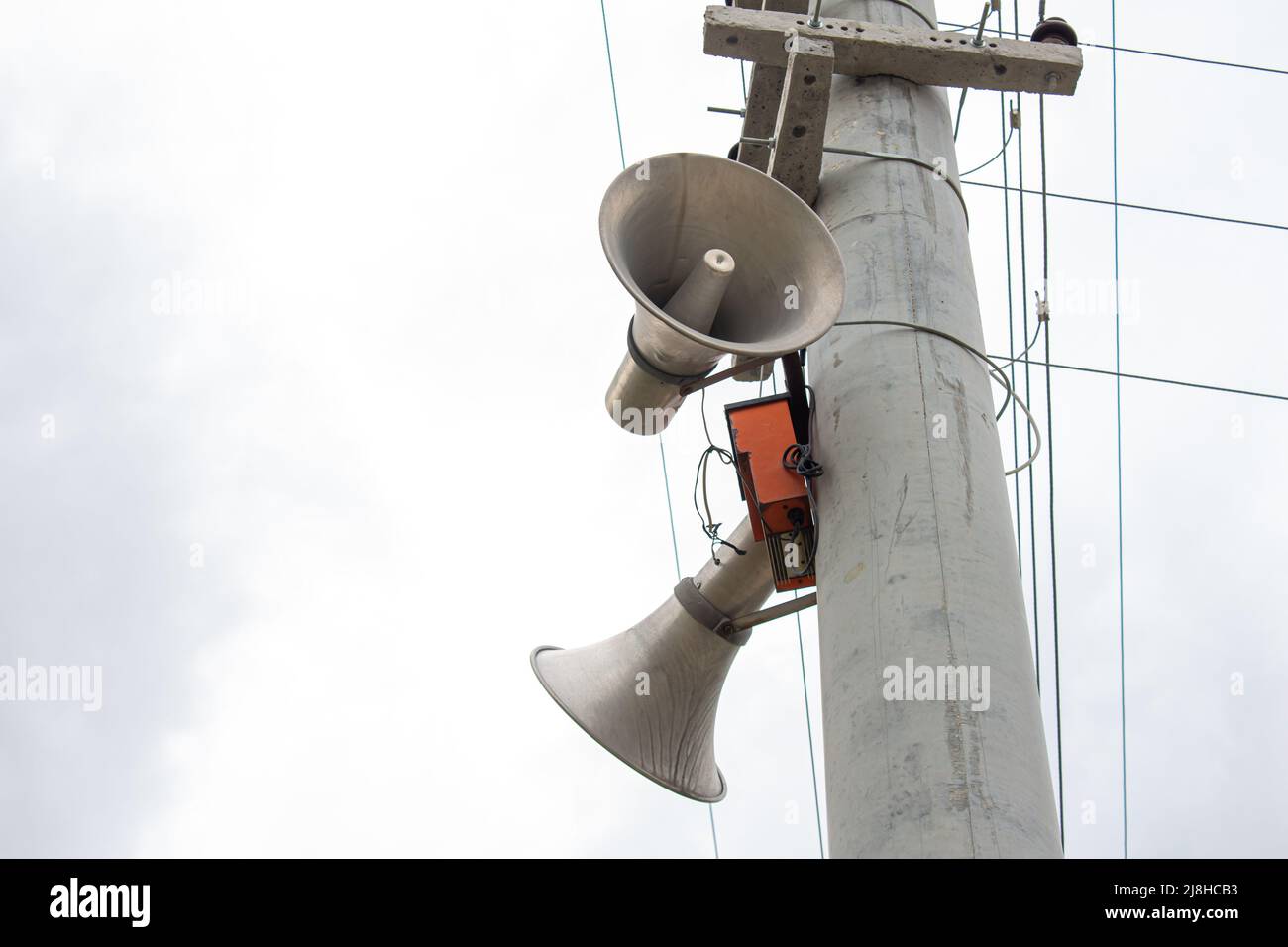 Lautsprecher an der Stange. Lautsprecher des Beschallungssystems. Alarm- und Sirenensystem in der Stadt. Stockfoto