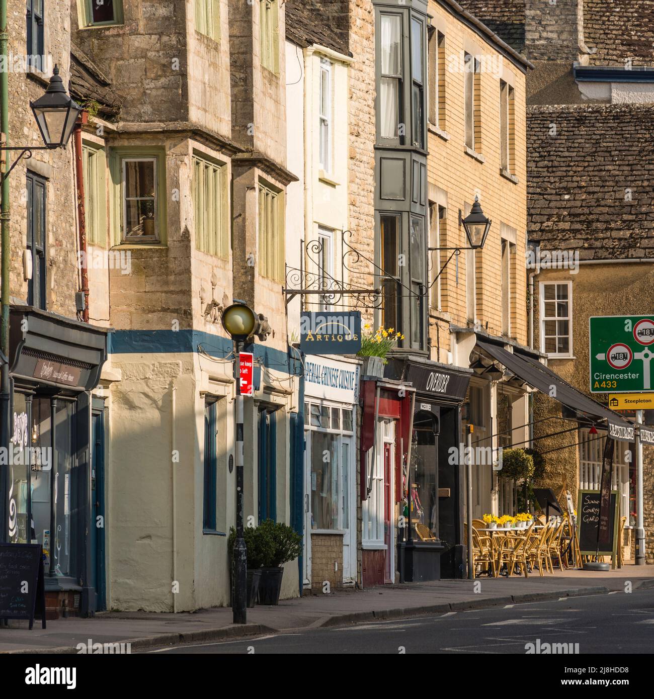 Church Street mit kleinen Geschäften in Tetbury, Gloucestershire, Großbritannien Stockfoto