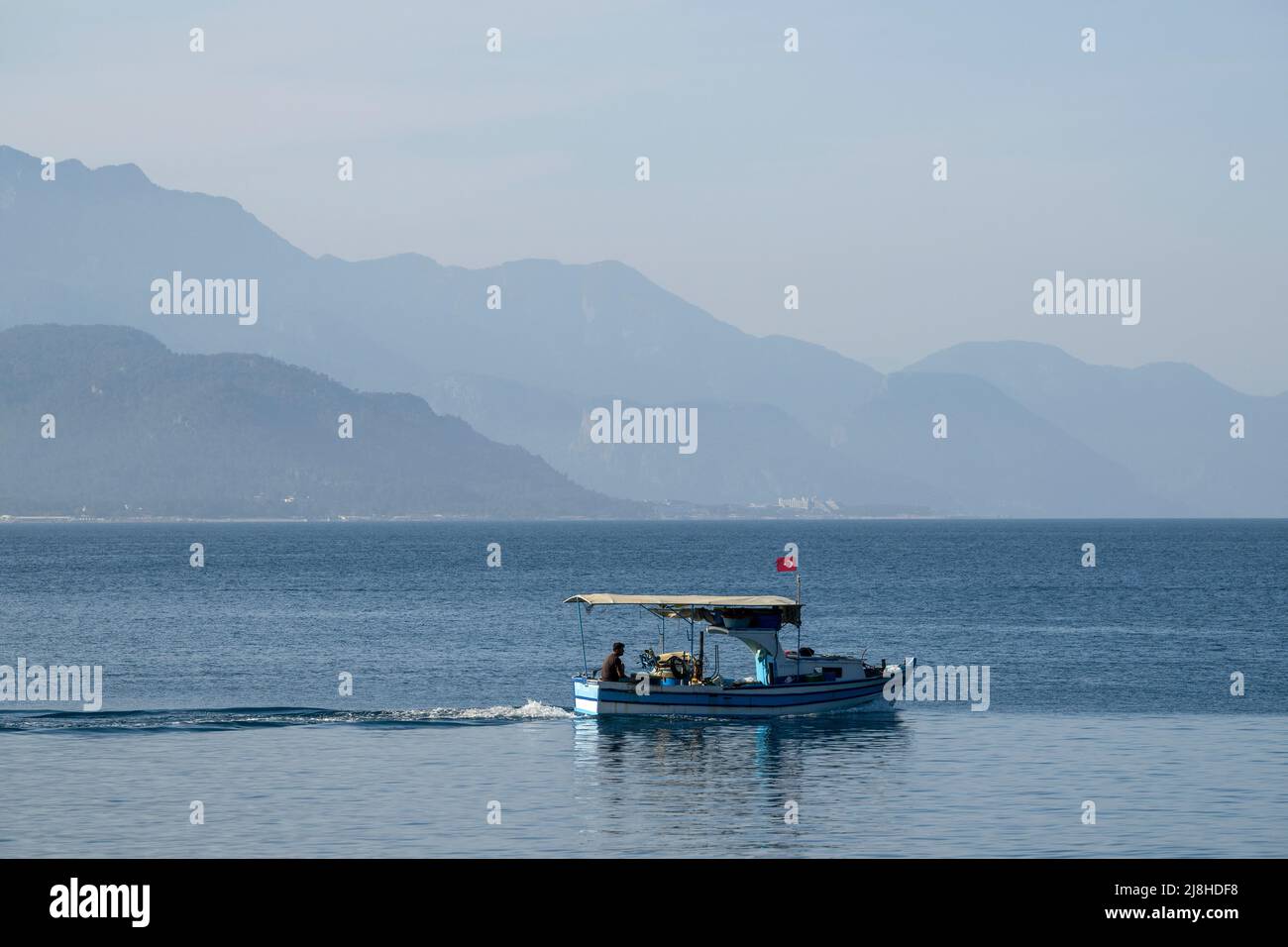 Ein kleines Fischerboot vor der Küste von Kemer in Antalya, Türkei. Stockfoto