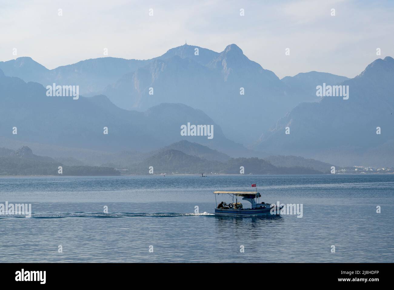 Ein kleines Fischerboot vor der Küste von Kemer in Antalya, Türkei. Stockfoto