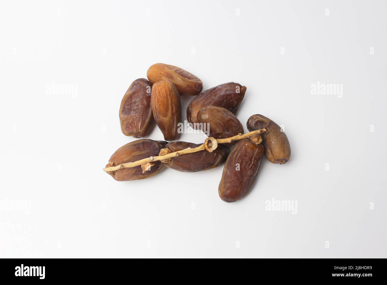 Leckere trockene Datteln auf weißem Hintergrund isoliert. Arabisches Essen Stockfoto