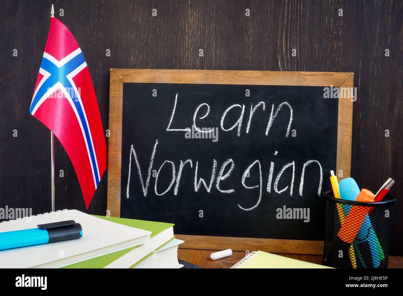 Lernen Sie die norwegische Inschrift auf der kleinen Tafel. Stockfoto