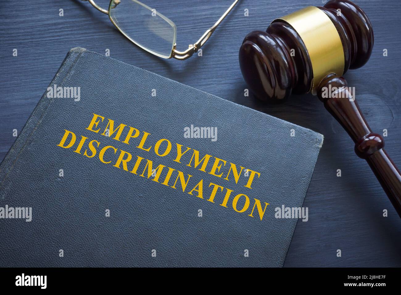 Gesetz über Diskriminierung bei der Beschäftigung und Gavel auf dem Tisch. Stockfoto