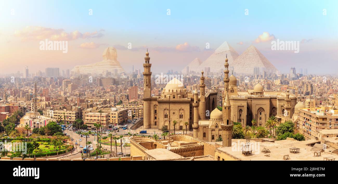Panorama von Kairo und der berühmten Moschee von Sultan Hassan, Ägypten Stockfoto