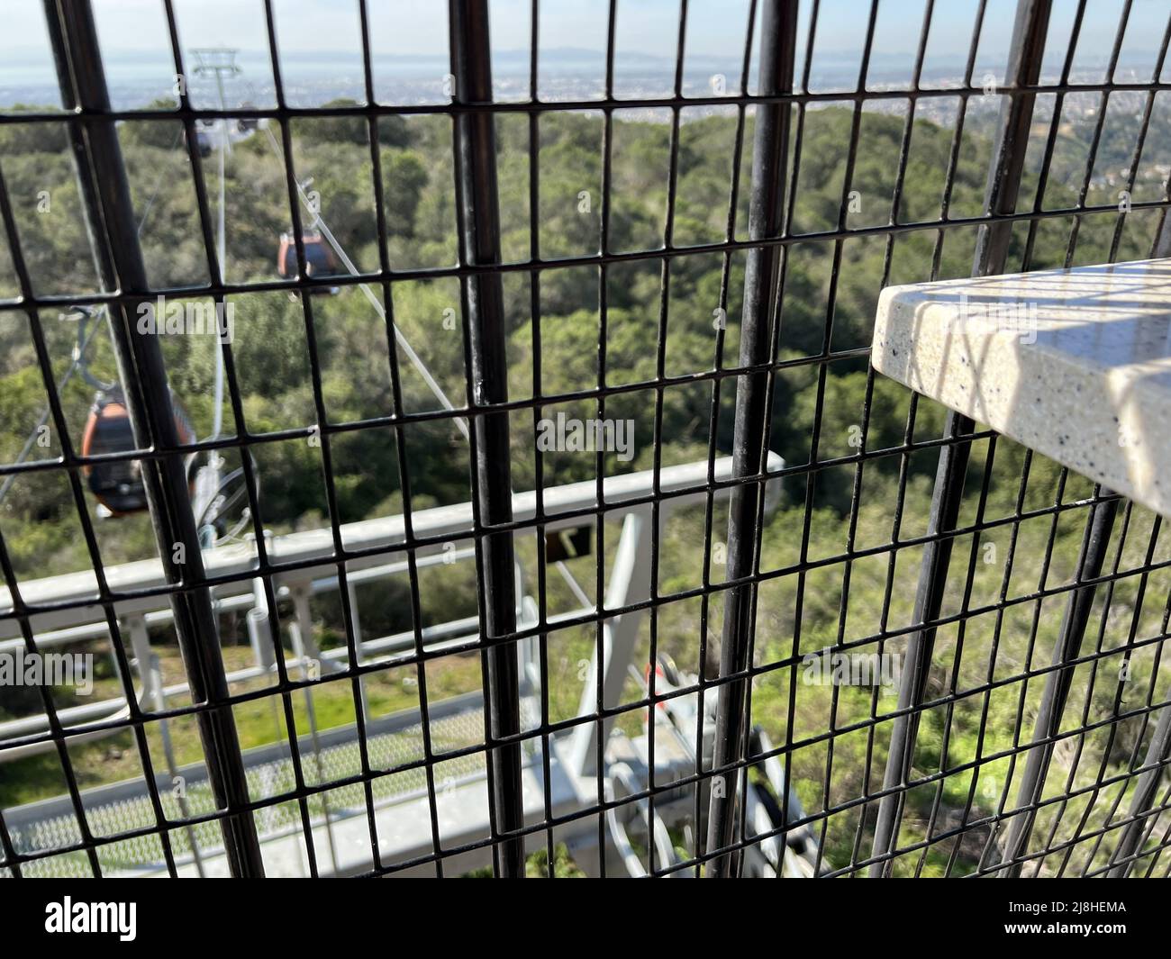 Blick auf die Autos der Gondel im Oakland Zoo in Oakland, Kalifornien, durch einen Zaun direkt über den Gondelkabeln, 18. Februar 2022. Foto mit freundlicher Genehmigung von Sftm. Stockfoto