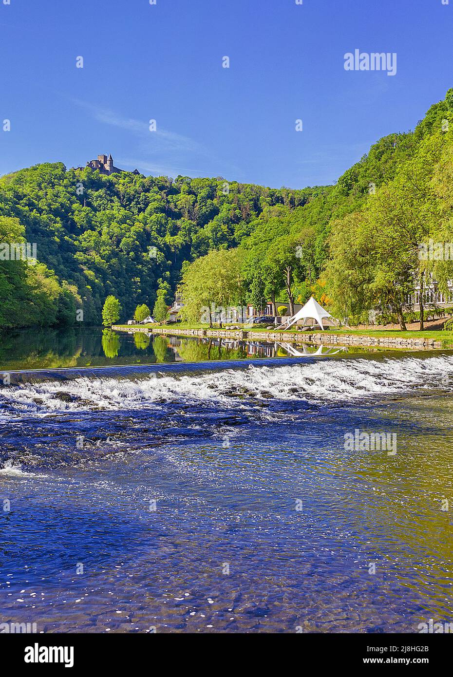 Der Nebenfluss sicher, hinter auf dem Hügel die Burg Bourscheid, mittelalterliche Burganlage in Bourscheid, Diekirch, Ardennen, Luxemburg, Europa Stockfoto