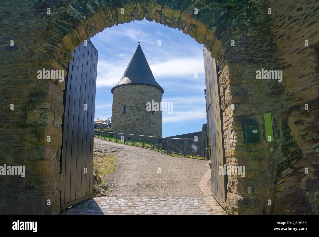 Eintritt zum Schloss Bourscheid, mittelalterlicher Schlosskomplex in Bourscheid, Diekirch, Ardennen, Luxemburg, Europa Stockfoto