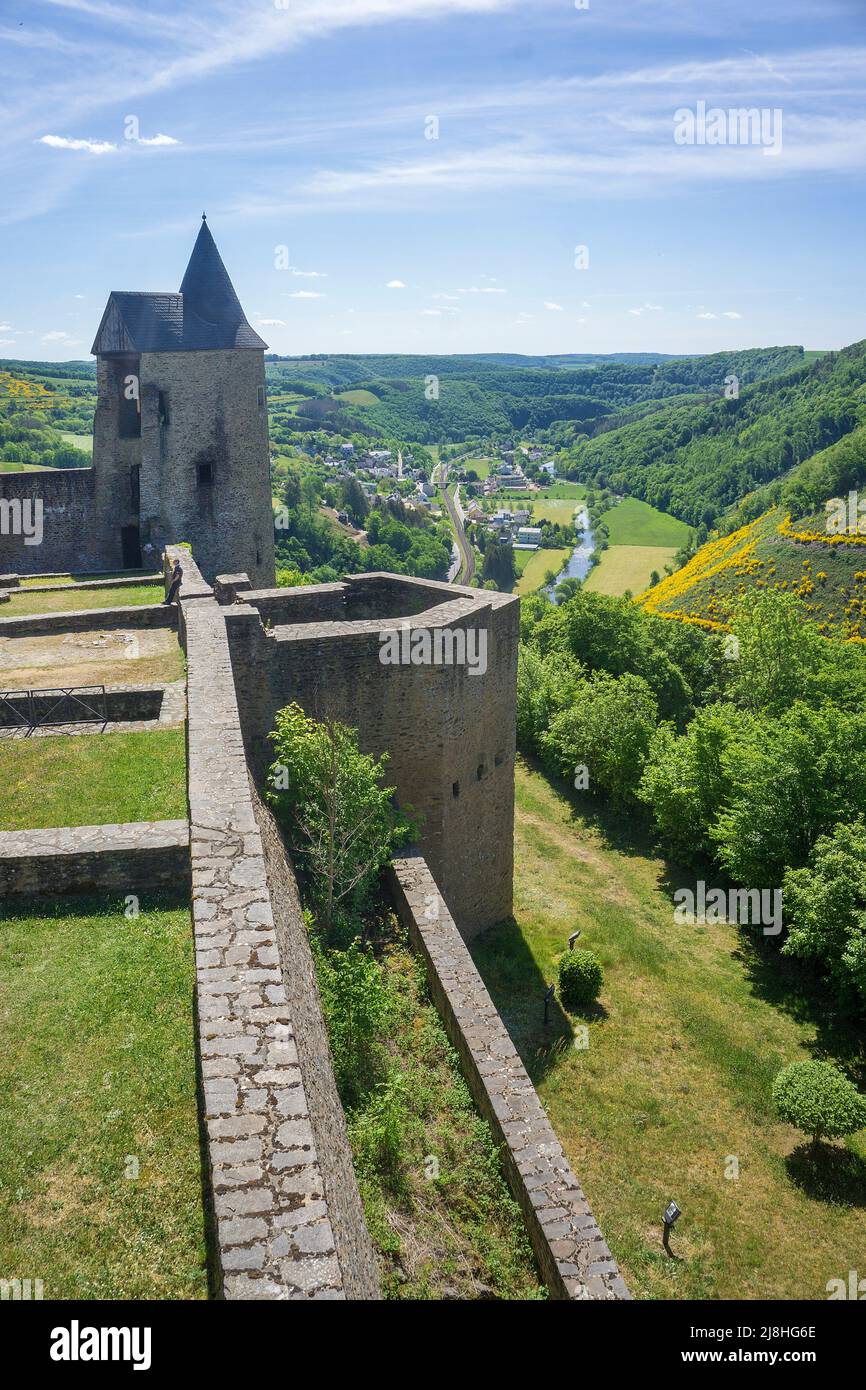 Blick vom Schloss Bourscheid auf das Tal, mittelalterliche Burganlage in Bourscheid, Diekirch, Ardennen, Luxemburg, Europa Stockfoto