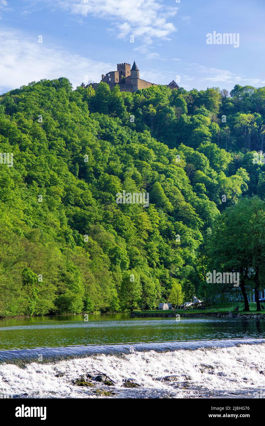 Der Nebenfluss sicher, hinter auf dem Hügel die Burg Bourscheid, mittelalterliche Burganlage in Bourscheid, Diekirch, Ardennen, Luxemburg, Europa Stockfoto