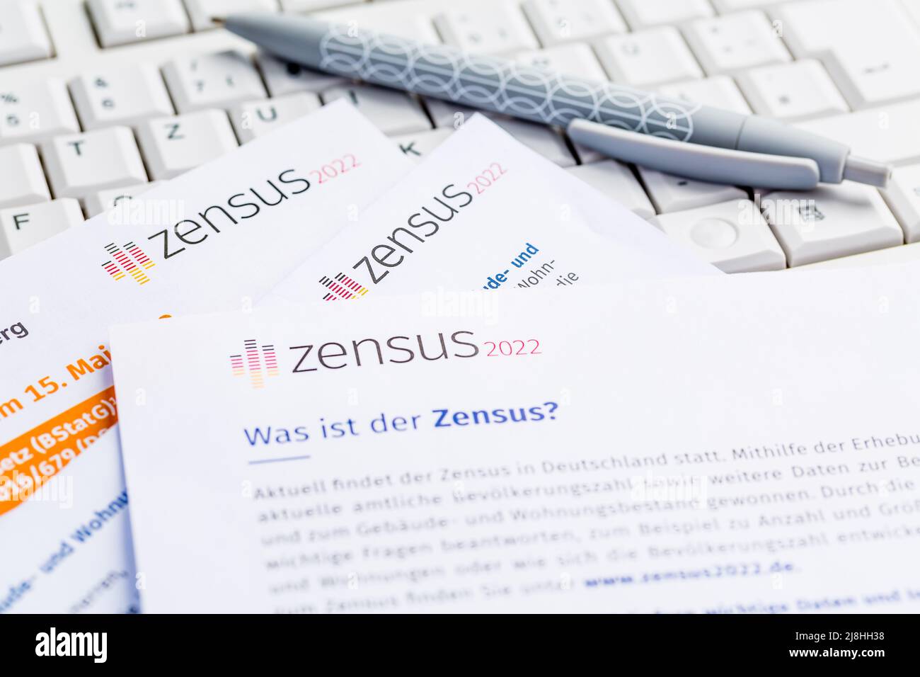 Volkszählung 2022 in Deutschland: Offizielle Umfrage der Regierung zur Volkszählung (Bevölkerung, Gebäude und Haushalt) mit Tastatur zur Online-Befragung Stockfoto
