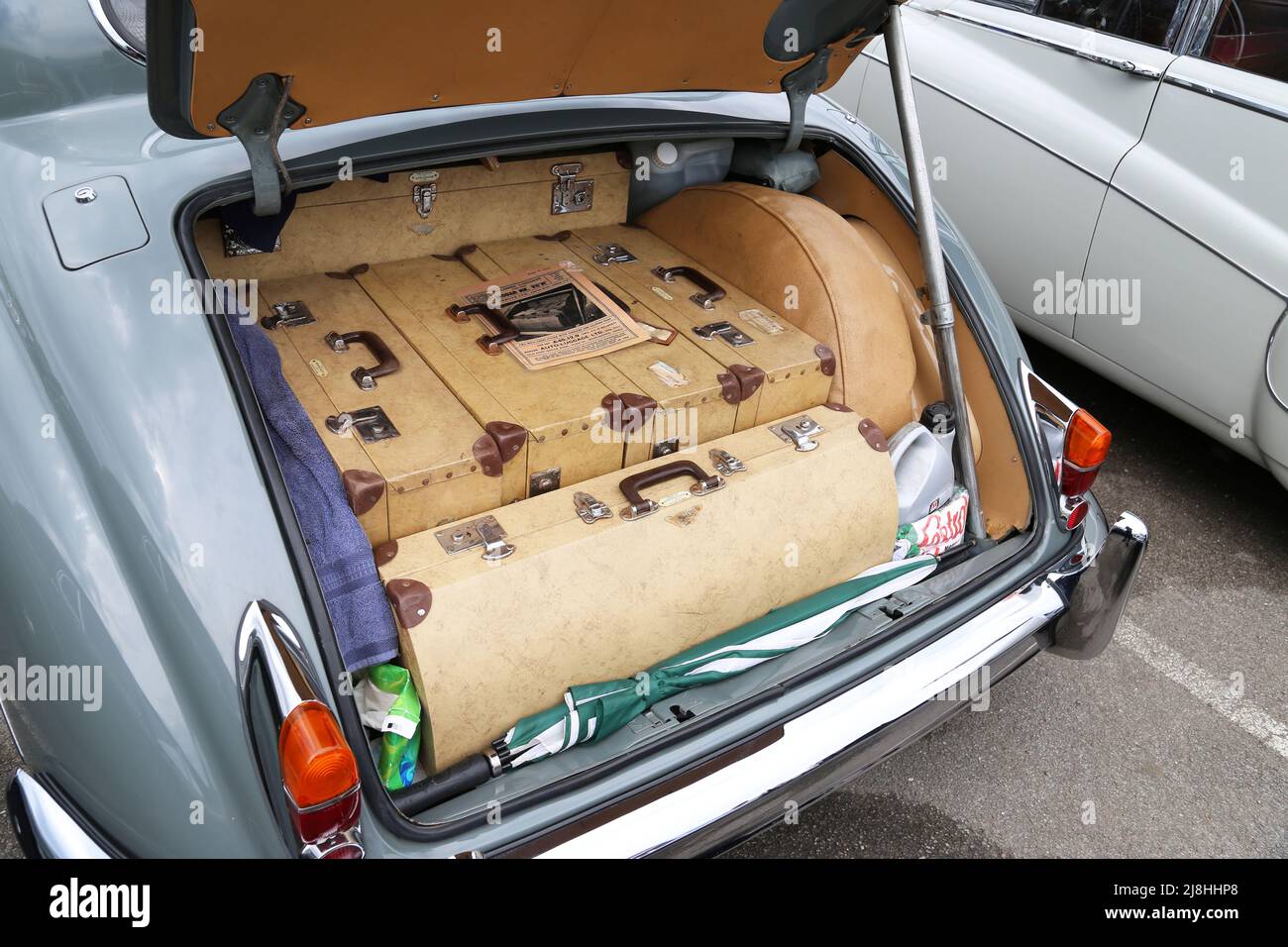 Eingebautes Autogepäck in Jaguar MkIX (1959), Jaguar Centenary Day, 15. Mai 2022, Brooklands Museum, Weybridge, Surrey, England, Großbritannien, Großbritannien, Europa Stockfoto