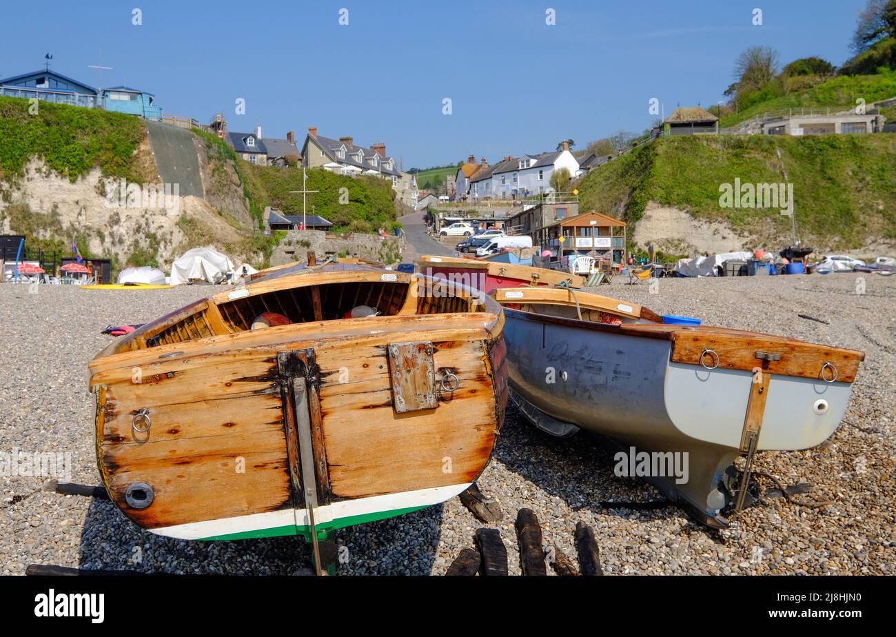 Fischerboote auf Beer Beach, Beer Village in East Devon, Großbritannien Stockfoto