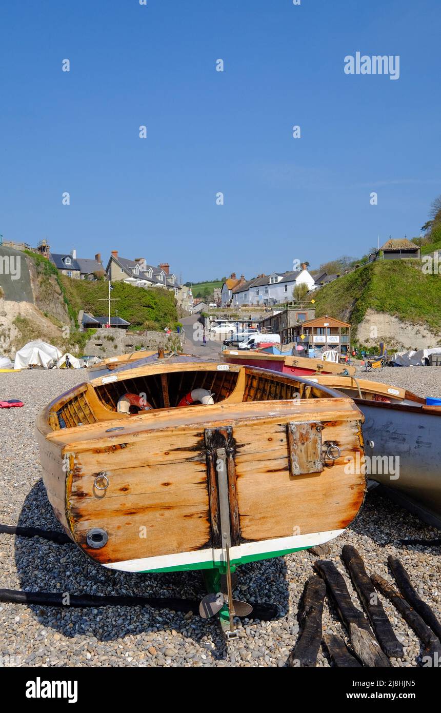 Fischerboote auf Beer Beach, Beer Village in East Devon, Großbritannien Stockfoto
