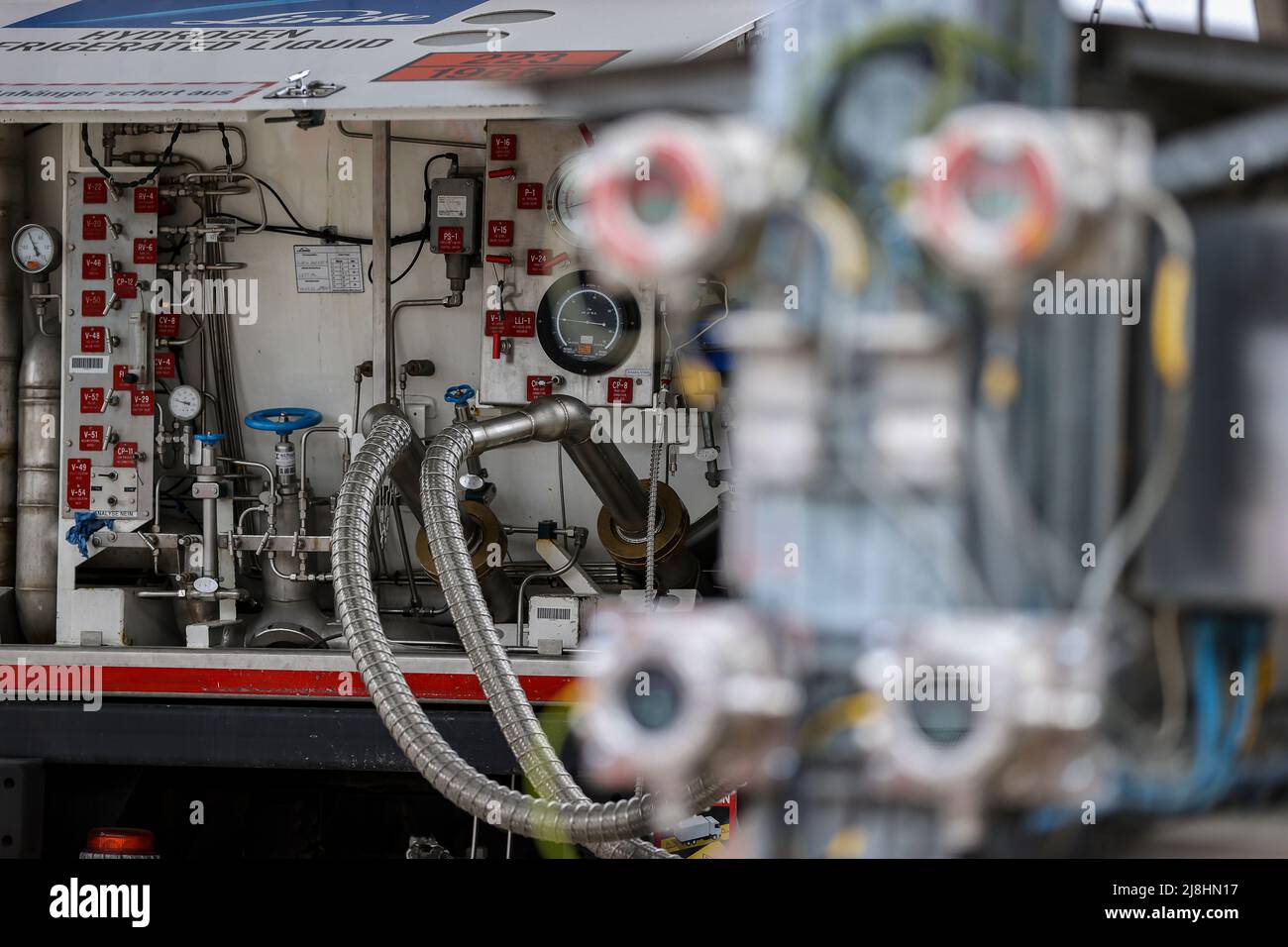 Leuna, Deutschland. 16.. Mai 2022. Im Chemiepark Leuna wird ein LKW mit flüssigem Wasserstoff der Linde AG gefüllt. Bundeswirtschaftsminister Habeck besuchte am gleichen Tag Sachsen-Anhalt. Nach Gesprächen mit Vertretern der Landesregierung in Magdeburg besichtigte er das Chemiegelände Leuna. Auf dem 1300 Hektar großen Chemiestandort seien Öl und Gas bislang die Energie- und Rohstoffbasis, so das Betreiberunternehmen Infraleuna. Die Unternehmen beschäftigen 12.000 Mitarbeiter. Quelle: Jan Woitas/dpa/Alamy Live News Stockfoto